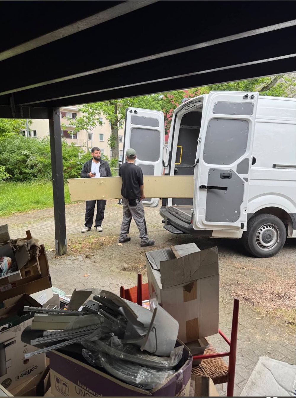 Mitarbeiter von Robins laden bei einer Räumung ein Möbelteil in den Transporter