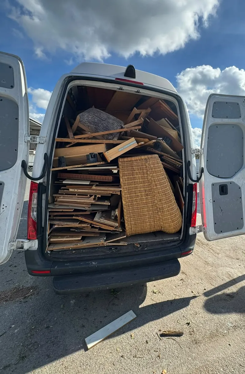 Voll beladener Transporter auf dem Wertstoffhof