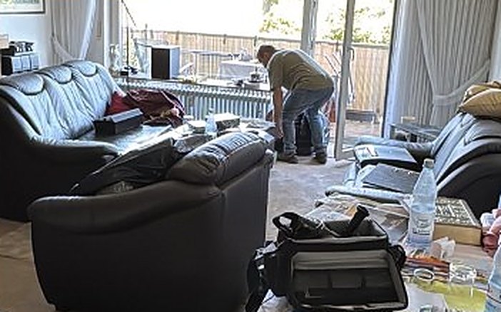 Vorher: Wohnzimmer mit Ledersofas und Hausrat