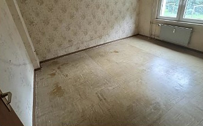 Nachher: leeres, gefegtes Dachgeschosszimmer