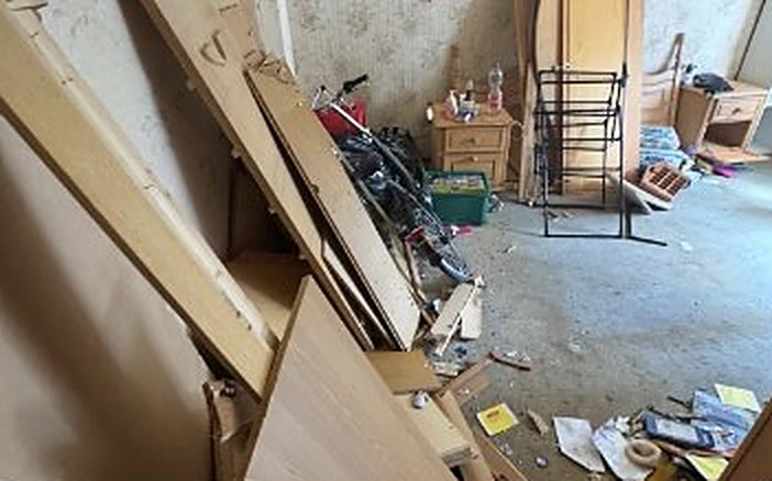 Vorher: Dachgeschosszimmer voller Bretter, Fahrräder und Müll