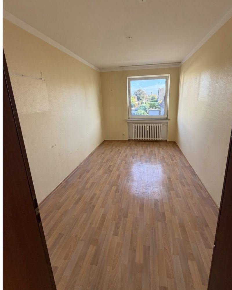 Nachher: leeres Schlafzimmer mit freiem Laminatboden