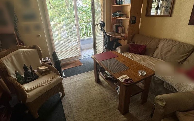Vorher: Wohnzimmer mit Möbeln, Sessel, Sofa und Regalen